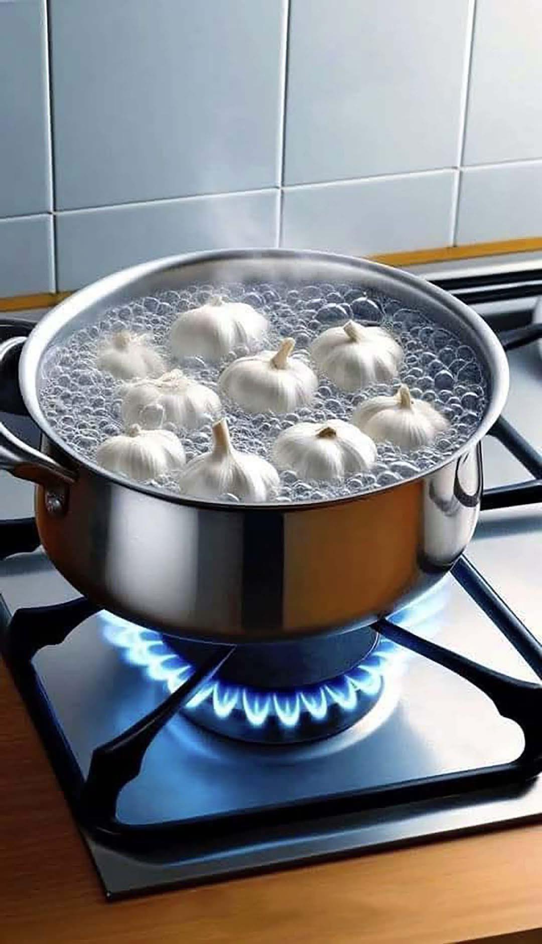 Fai bollire 5 spicchi d'aglio e risolverai un problema molto comune
