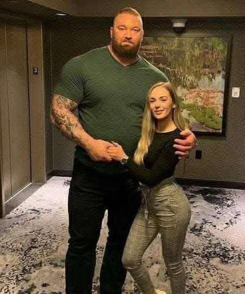 Gli uomini preferiscono le donne più basse: la scienza spiega il perché