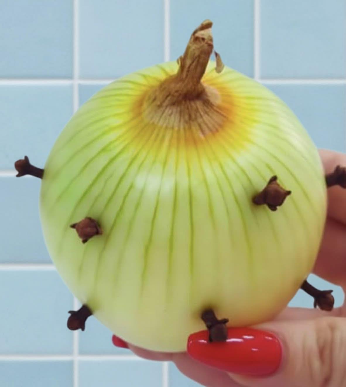 Il curioso gesto di mia nonna: infilzare chiodi di garofano in una cipolla