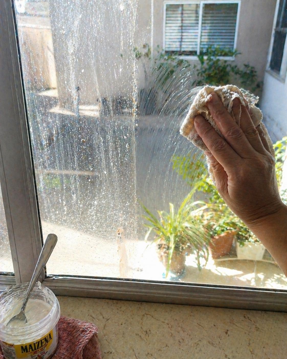 Usa l'amido di mais per pulire i vetri di casa tua: brilleranno!