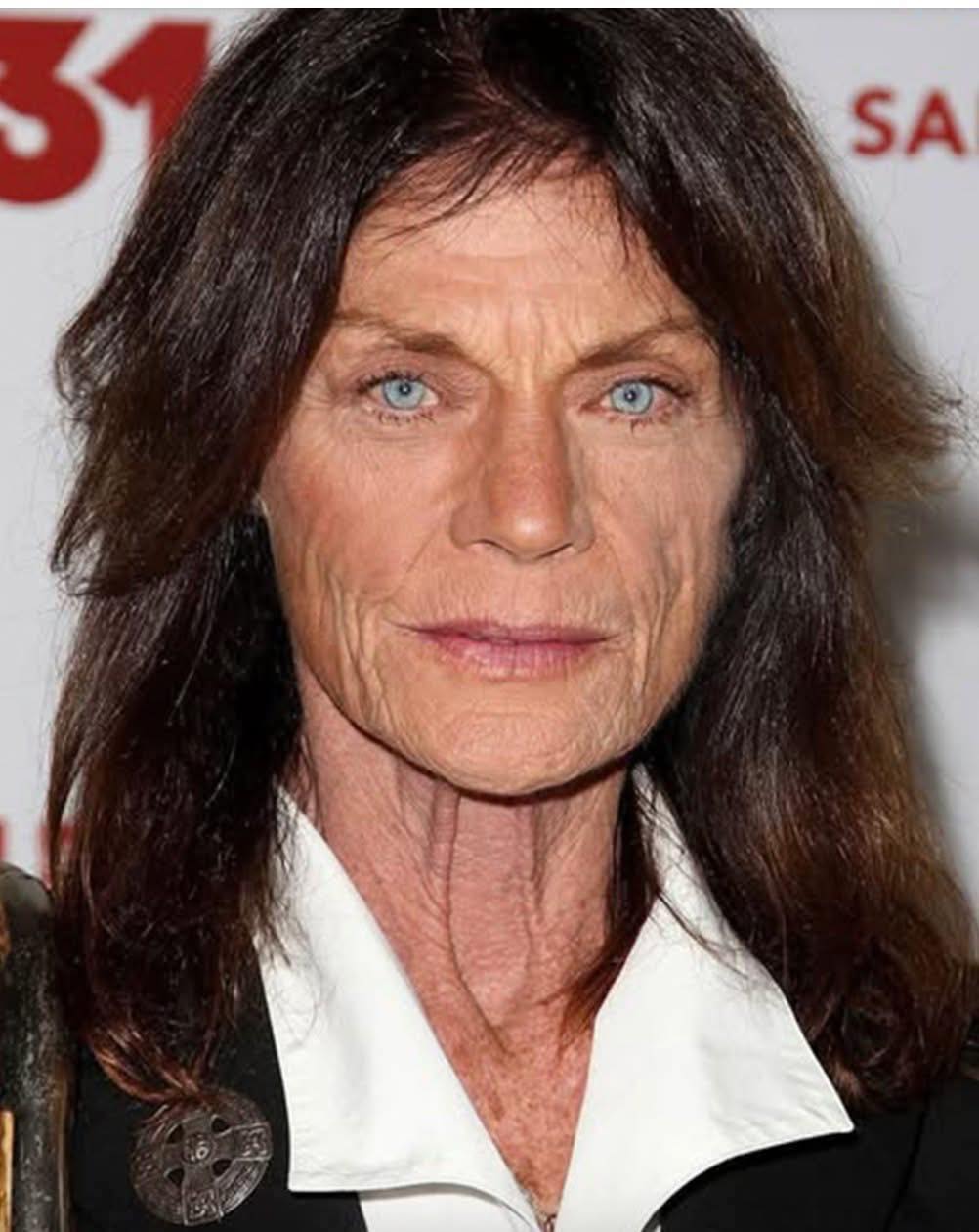 Il look dell'attrice che ha segnato generazioni sorprende a 77 anni