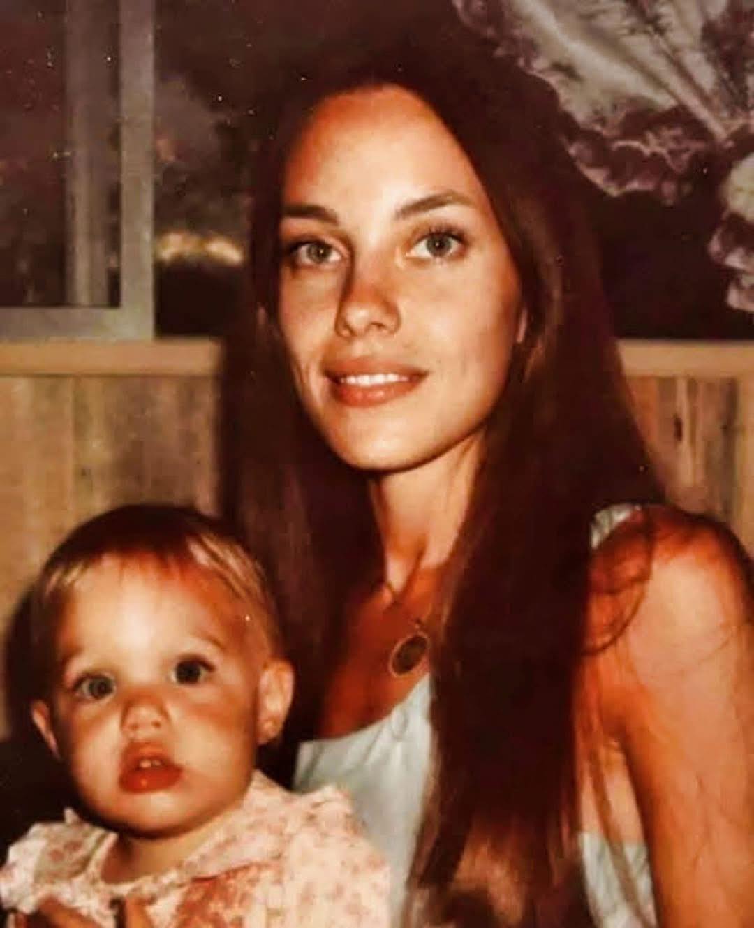 Un raro momento d'infanzia: riesci a riconoscere la futura star di Hollywood e sua madre?
