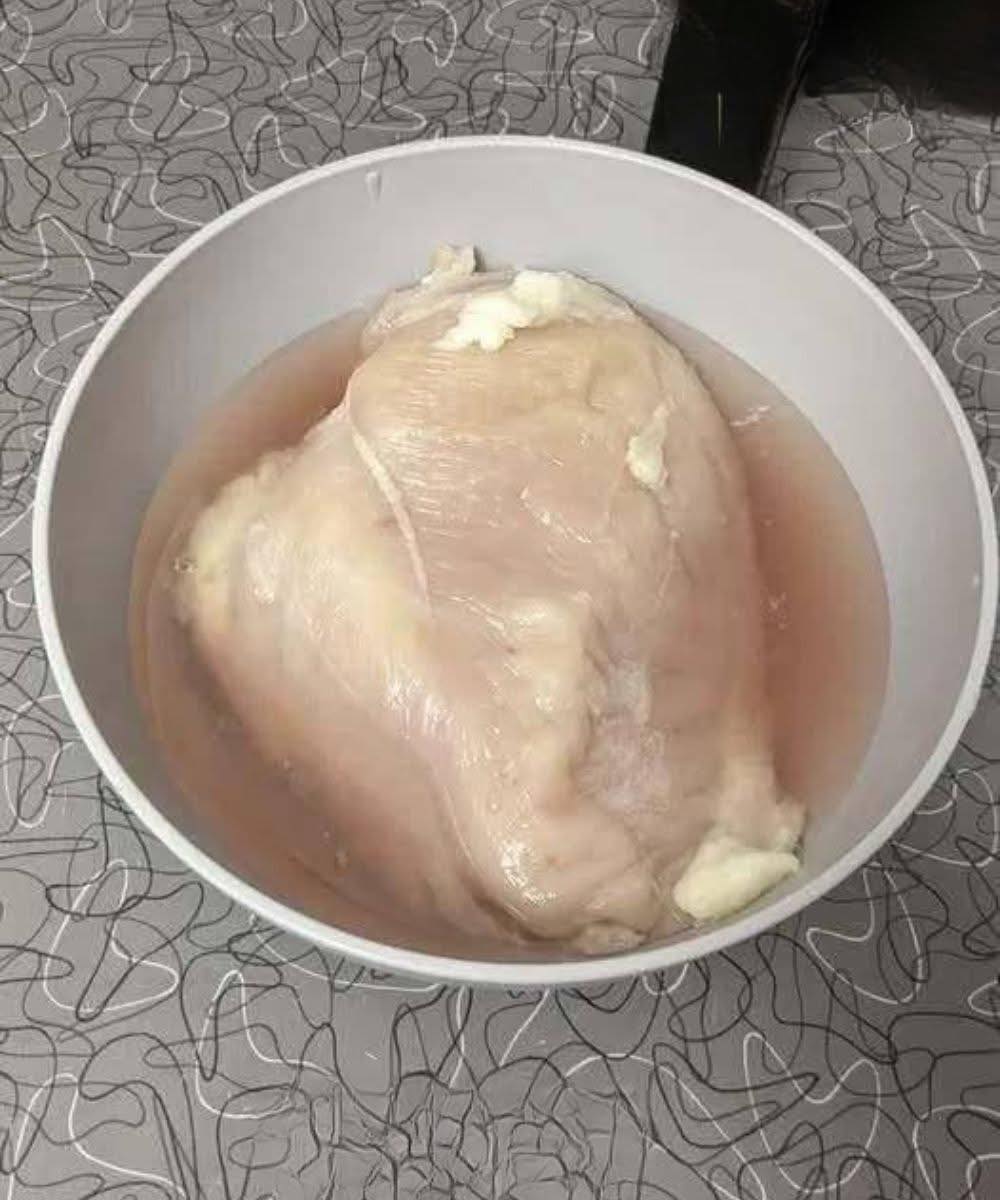 È sicuro mangiare pollo lasciato fuori dal frigo per tutta la notte? Mio marito dice di sì, ma voglio essere certa che non faccia male ai bambini