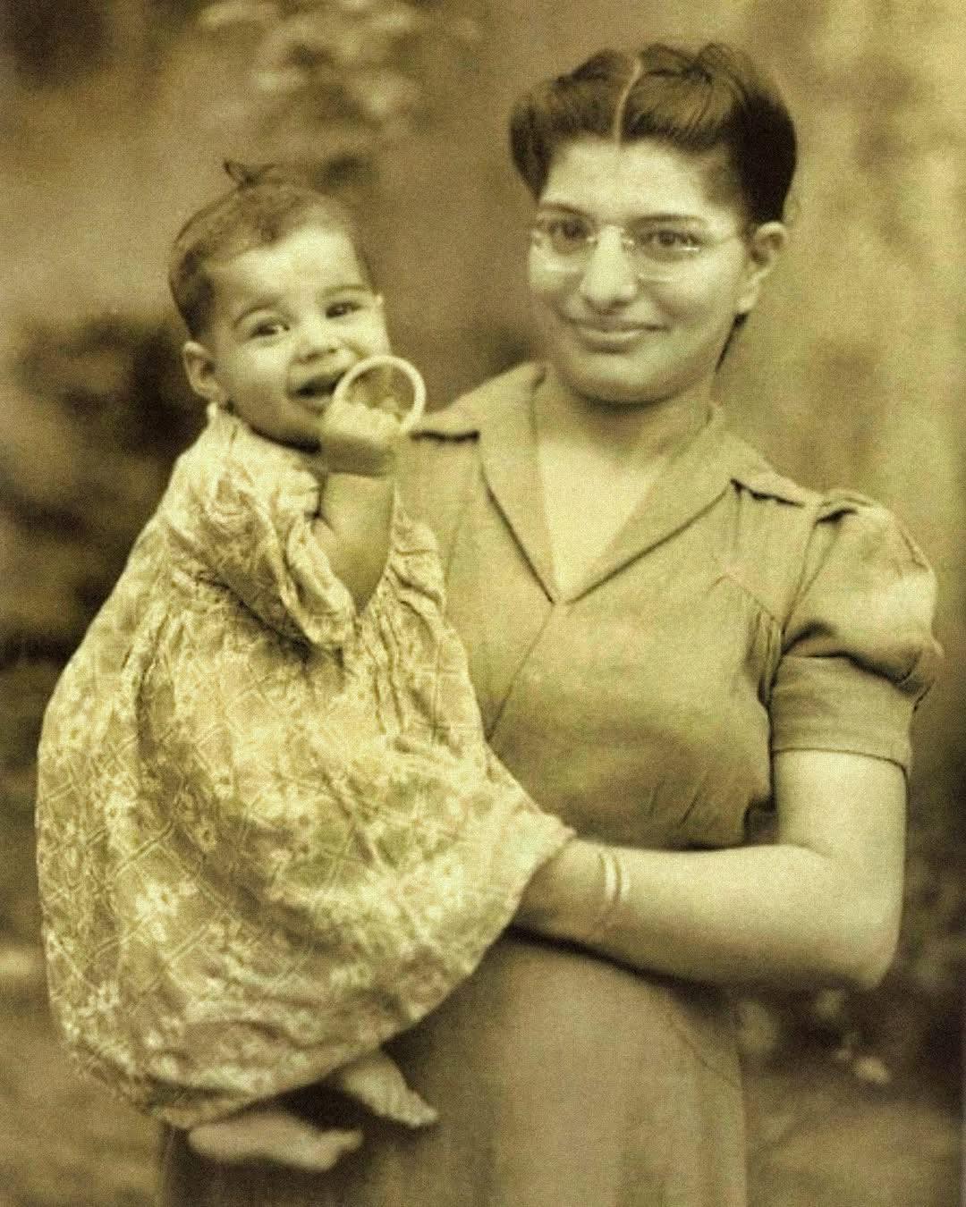 Una rara foto del 1947 mostra un bambino tra le braccia della madre: riuscite a indovinare quale futura icona del rock sarebbe diventato?