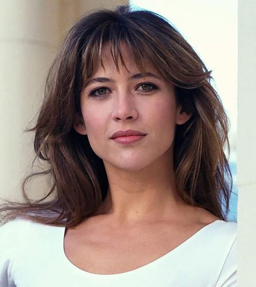 A 58 anni, Sophie Marceau ridefinisce l'invecchiare con leggerezza, bellezza e autenticità