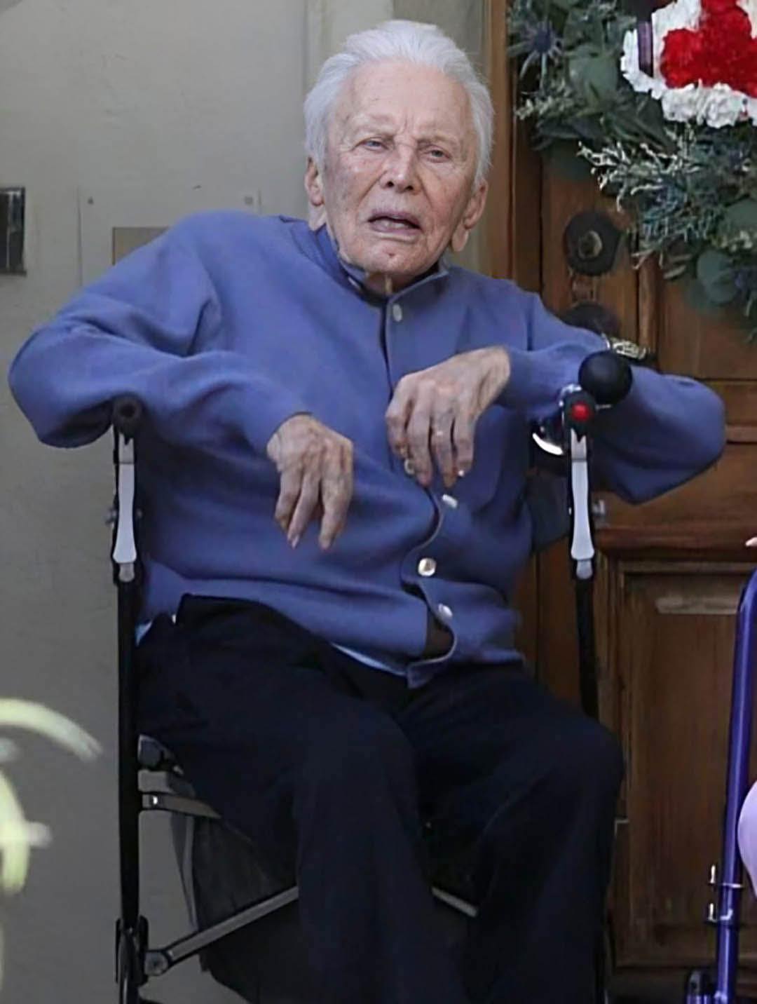 L'avete riconosciuto? La vita straordinaria di una leggenda di Hollywood lunga 103 anni