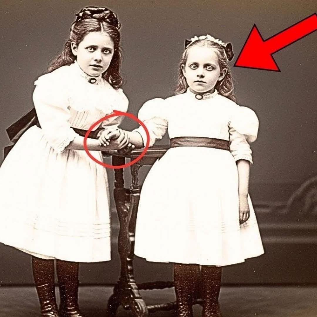La foto del 1888 che sembrava innocente — finché il restauro non ha rivelato un'oscura verità