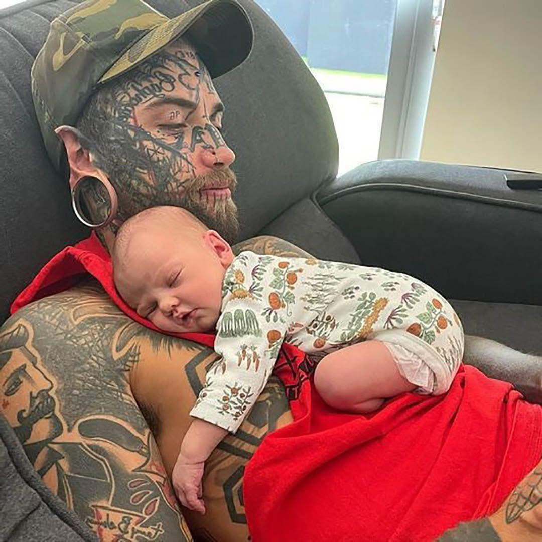 Padre tatuato da capo a piedi avvia una svolta radicale per amore della figlia